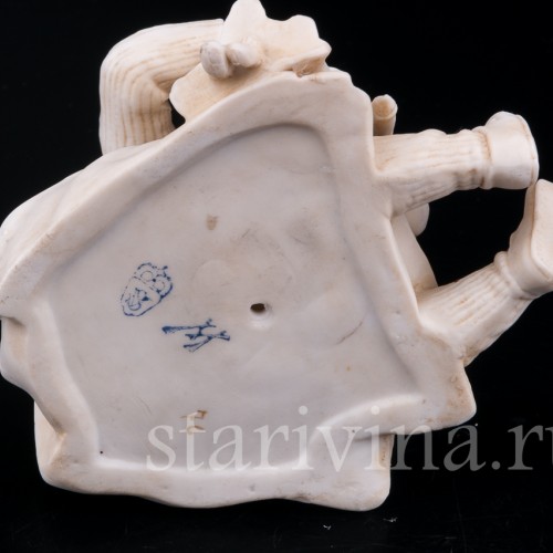 Статуэтка из фарфора Девочка, поящая куклу, E. A. Muller, Германия, кон. 19 - нач. 20 вв.