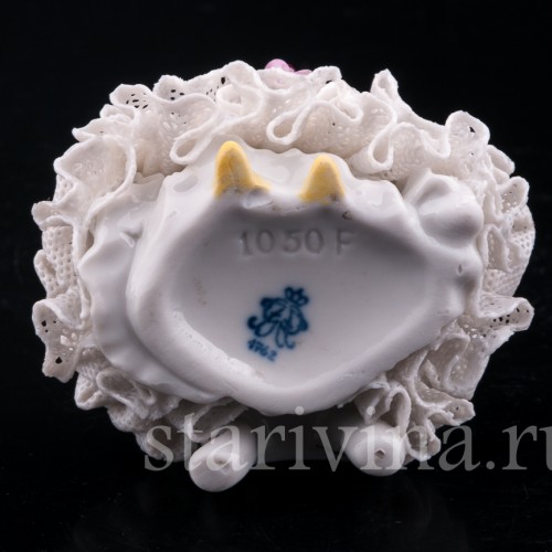 Девушка на стуле, кружевная, миниатюра, Volkstedt, Германия, вт. пол. 20 в.