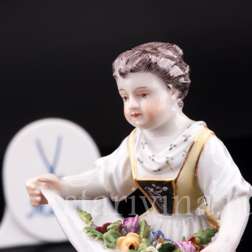 Статуэтка из фарфора Девочка с цветами в подоле, Meissen, Германия, кон. 19 - нач. 20 вв.