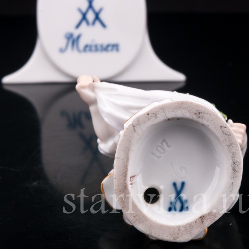 Статуэтка из фарфора Девочка с цветами в подоле, Meissen, Германия, кон. 19 - нач. 20 вв.