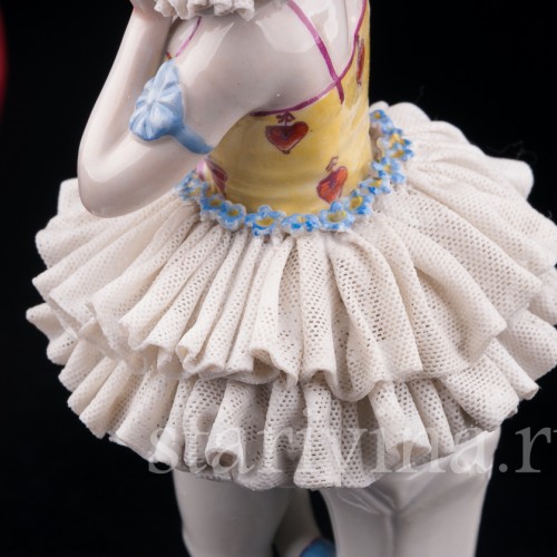 Фигурка девушки из фарфора Пьеретта с яблоком, кружевная, Muller & Co, Германия, нач. 20 в.