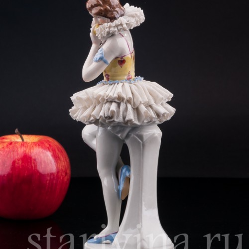 Фигурка девушки из фарфора Пьеретта с яблоком, кружевная, Muller & Co, Германия, нач. 20 в.
