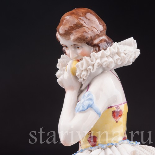 Фигурка девушки из фарфора Пьеретта с яблоком, кружевная, Muller & Co, Германия, нач. 20 в.