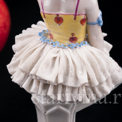 Фигурка девушки из фарфора Пьеретта с яблоком, кружевная, Muller & Co, Германия, нач. 20 в.