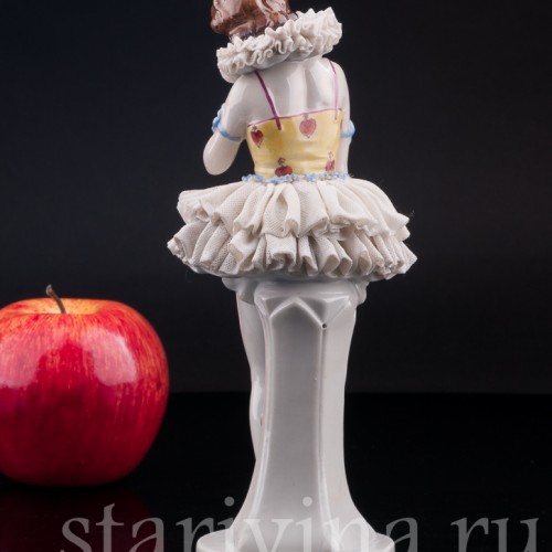 Фигурка девушки из фарфора Пьеретта с яблоком, кружевная, Muller & Co, Германия, нач. 20 в.
