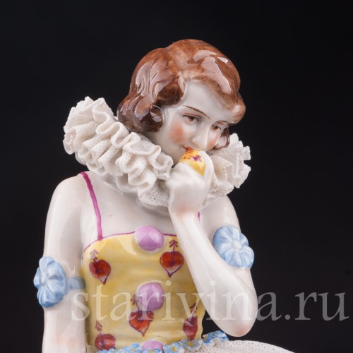 Фигурка девушки из фарфора Пьеретта с яблоком, кружевная, Muller & Co, Германия, нач. 20 в.