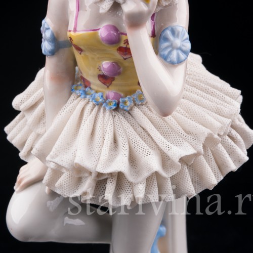 Фигурка девушки из фарфора Пьеретта с яблоком, кружевная, Muller & Co, Германия, нач. 20 в.