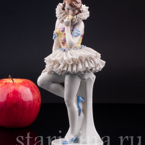 Фигурка девушки из фарфора Пьеретта с яблоком, кружевная, Muller & Co, Германия, нач. 20 в.