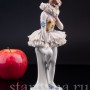 Фигурка девушки из фарфора Пьеретта с яблоком, кружевная, Muller & Co, Германия, нач. 20 в.