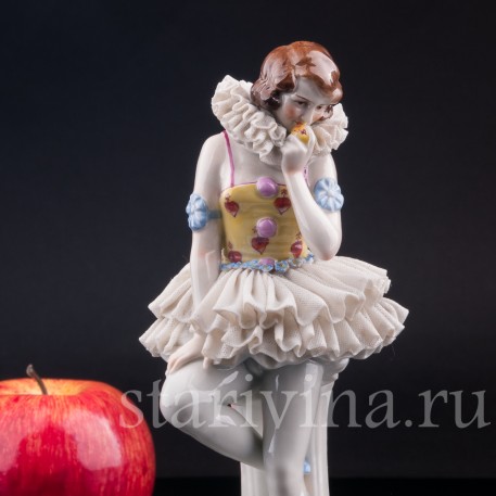 Фигурка девушки из фарфора Пьеретта с яблоком, кружевная, Muller & Co, Германия, нач. 20 в.