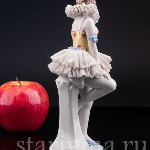 Фигурка девушки из фарфора Пьеретта с яблоком, кружевная, Muller & Co, Германия, нач. 20 в.