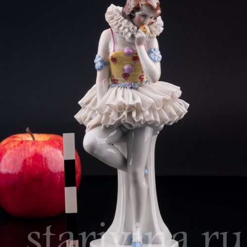 Фигурка девушки из фарфора Пьеретта с яблоком, кружевная, Muller & Co, Германия, нач. 20 в.