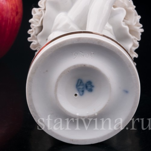 Фигурка девушки из фарфора Пьеретта с яблоком, кружевная, Muller & Co, Германия, нач. 20 в.