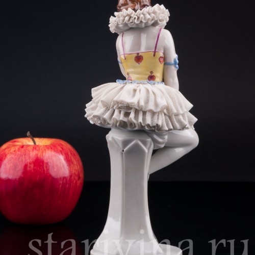 Фигурка девушки из фарфора Пьеретта с яблоком, кружевная, Muller & Co, Германия, нач. 20 в.
