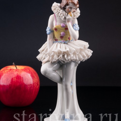Фигурка девушки из фарфора Пьеретта с яблоком, кружевная, Muller & Co, Германия, нач. 20 в.