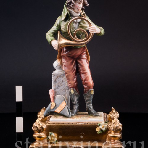 Фигурка музыканта из фарфора Валторнист, Richard Eckert & Co, Германия, кон. 19 в.