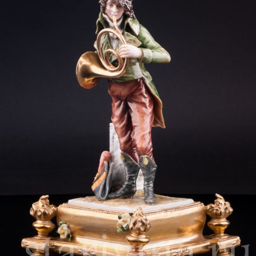 Фигурка музыканта из фарфора Валторнист, Richard Eckert & Co, Германия, кон. 19 в.
