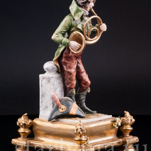Фигурка музыканта из фарфора Валторнист, Richard Eckert & Co, Германия, кон. 19 в.