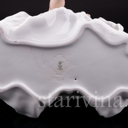 Балерина, завязывающая балетную туфельку, Wallendorf, Германия, 1960 гг.