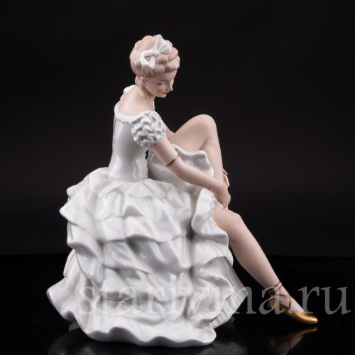 Балерина, завязывающая балетную туфельку, Wallendorf, Германия, 1960 гг.