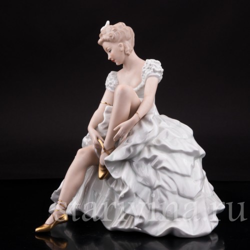 Балерина, завязывающая балетную туфельку, Wallendorf, Германия, 1960 гг.