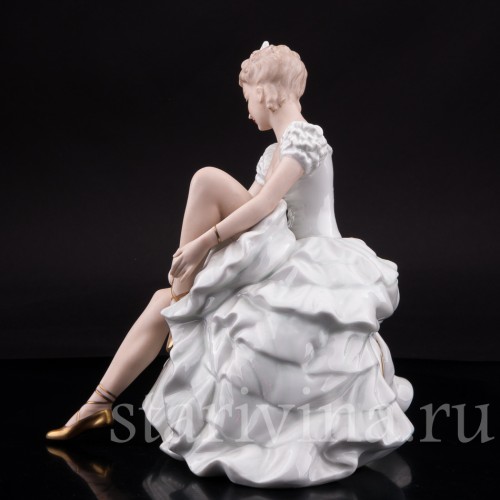 Балерина, завязывающая балетную туфельку, Wallendorf, Германия, 1960 гг.