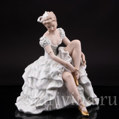 Балерина, завязывающая балетную туфельку, Wallendorf, Германия, 1960 гг.