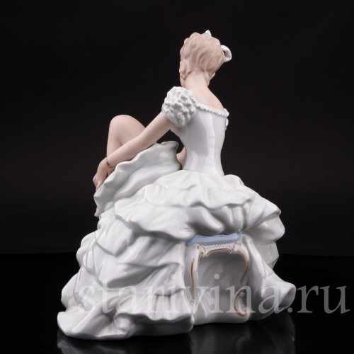 Балерина, завязывающая балетную туфельку, Wallendorf, Германия, 1960 гг.