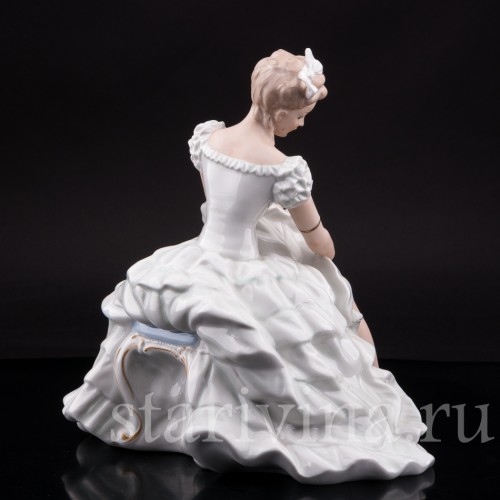 Балерина, завязывающая балетную туфельку, Wallendorf, Германия, 1960 гг.