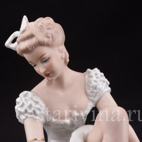 Балерина, завязывающая балетную туфельку, Wallendorf, Германия, 1960 гг.