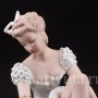Балерина, завязывающая балетную туфельку, Wallendorf, Германия, 1960 гг.