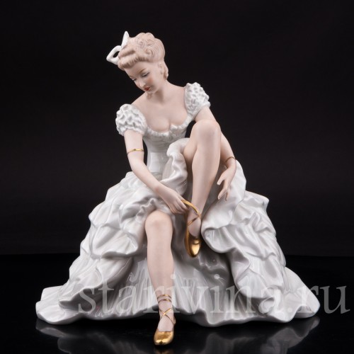 Балерина, завязывающая балетную туфельку, Wallendorf, Германия, 1960 гг.