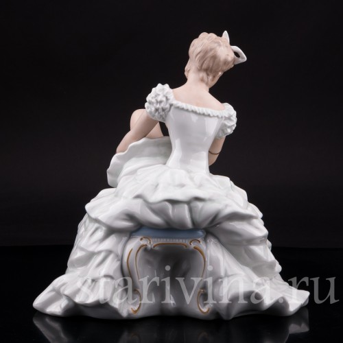 Балерина, завязывающая балетную туфельку, Wallendorf, Германия, 1960 гг.