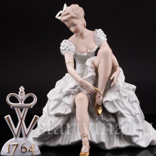 Балерина, завязывающая балетную туфельку, Wallendorf, Германия, 1960 гг.