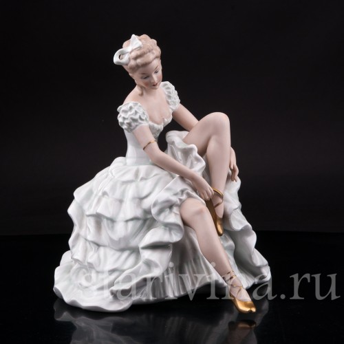 Фарфоровая статуэтка Балерина, завязывающая балетную туфельку, Wallendorf, Германия, 1960 гг.