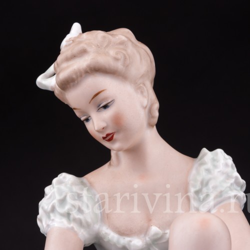 Фарфоровая статуэтка Балерина, завязывающая балетную туфельку, Wallendorf, Германия, 1960 гг.