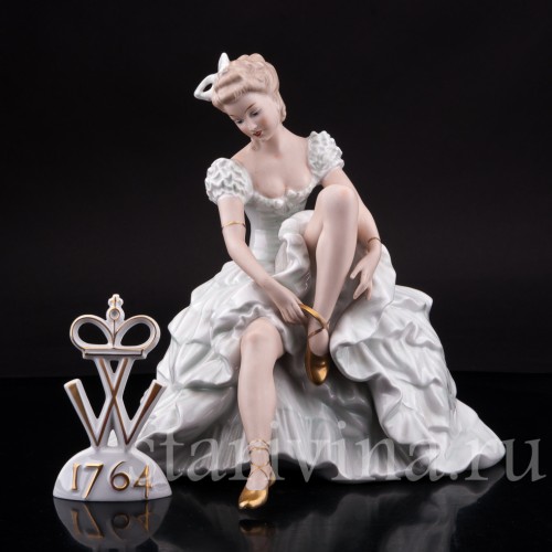 Фарфоровая статуэтка Балерина, завязывающая балетную туфельку, Wallendorf, Германия, 1960 гг.