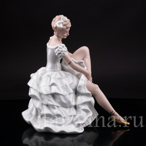 Фарфоровая статуэтка Балерина, завязывающая балетную туфельку, Wallendorf, Германия, 1960 гг.
