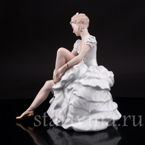 Фарфоровая статуэтка Балерина, завязывающая балетную туфельку, Wallendorf, Германия, 1960 гг.
