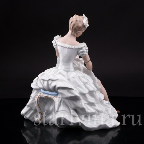 Фарфоровая статуэтка Балерина, завязывающая балетную туфельку, Wallendorf, Германия, 1960 гг.