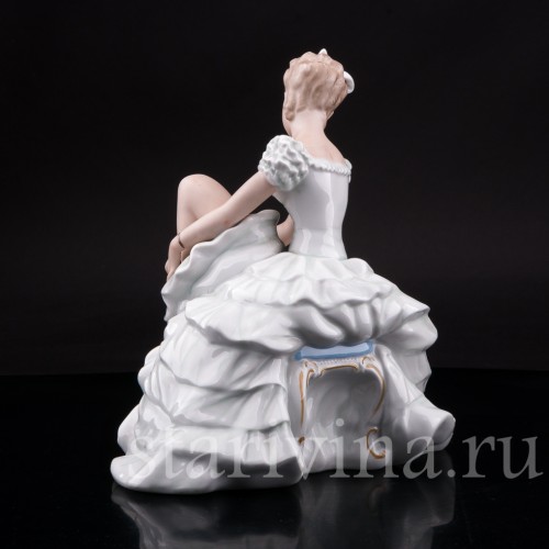 Фарфоровая статуэтка Балерина, завязывающая балетную туфельку, Wallendorf, Германия, 1960 гг.