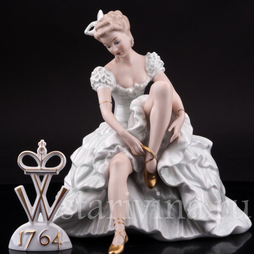 Фарфоровая статуэтка Балерина, завязывающая балетную туфельку, Wallendorf, Германия, 1960 гг.