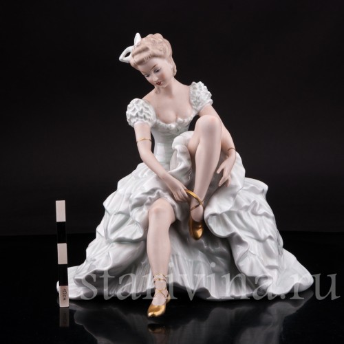 Фарфоровая статуэтка Балерина, завязывающая балетную туфельку, Wallendorf, Германия, 1960 гг.