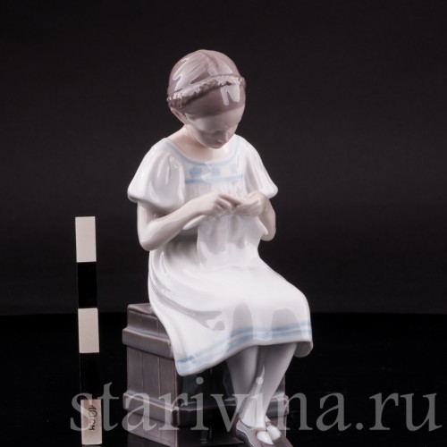 Статуэтка из фарфора Девочка с вязанием, Bing & Grondahl, Дания, 1915-48 гг.