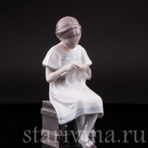Статуэтка из фарфора Девочка с вязанием, Bing & Grondahl, Дания, 1915-48 гг.