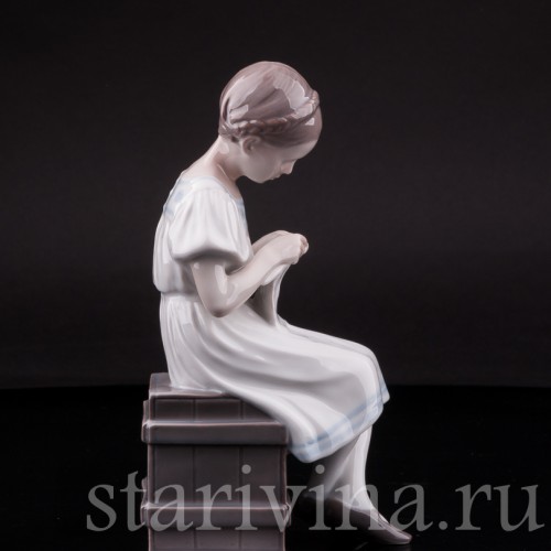 Статуэтка из фарфора Девочка с вязанием, Bing & Grondahl, Дания, 1915-48 гг.