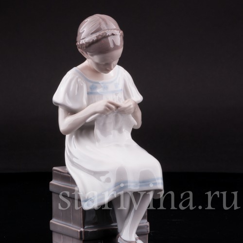 Статуэтка из фарфора Девочка с вязанием, Bing & Grondahl, Дания, 1915-48 гг.