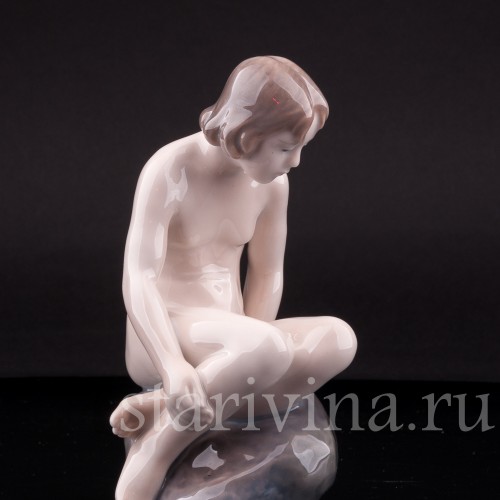 Фигурка девочки из фарфора Девочка на камне, Royal Copenhagen, Дания, 1967 г.