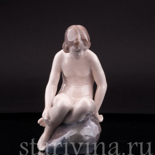 Фигурка девочки из фарфора Девочка на камне, Royal Copenhagen, Дания, 1967 г.