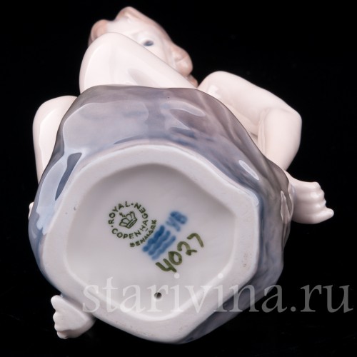 Фигурка девочки из фарфора Девочка на камне, Royal Copenhagen, Дания, 1967 г.